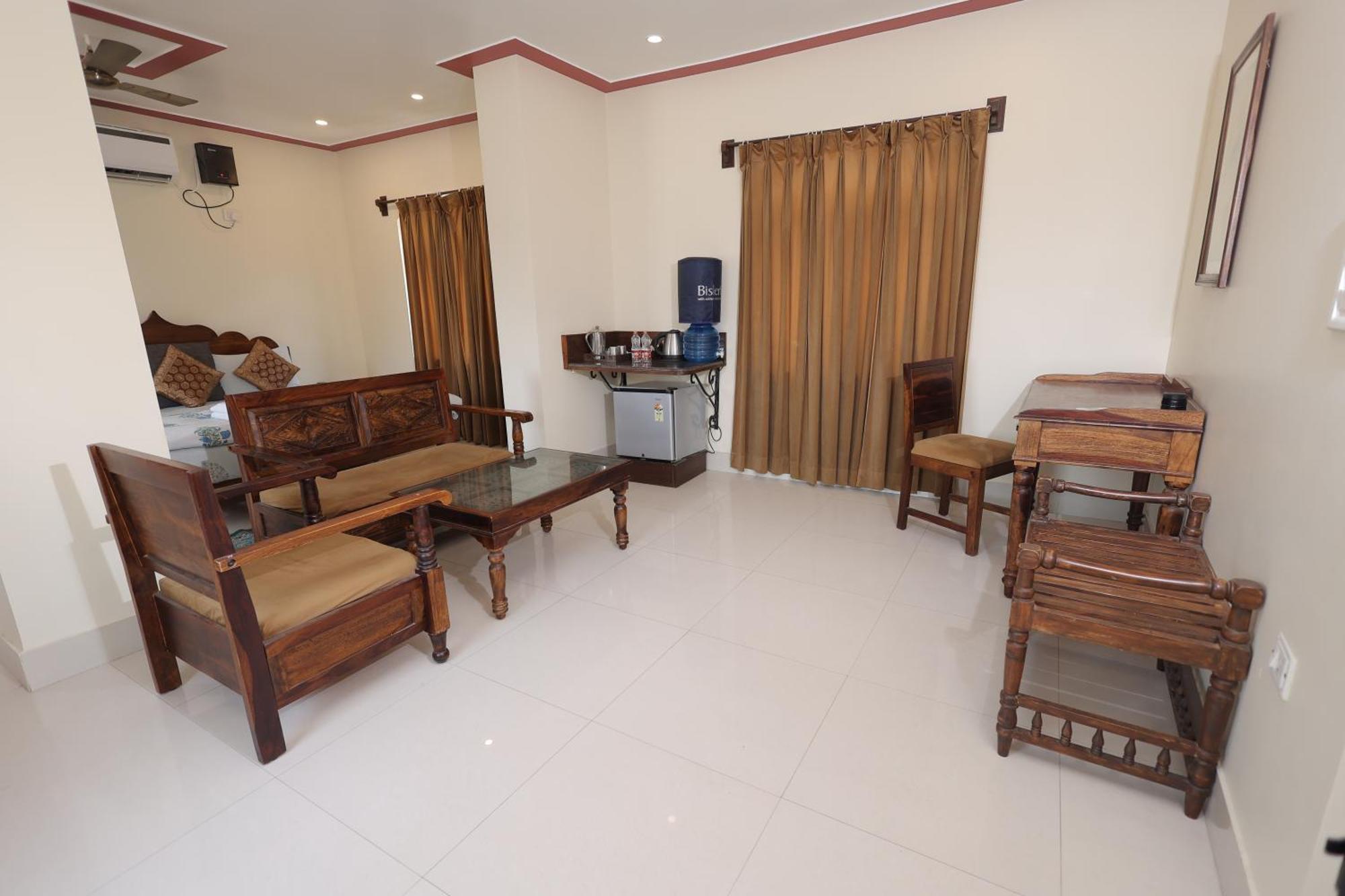 Mvt Guesthouse & Restaurant Vrindavan Exterior photo